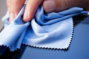 cleaning-touchscreen