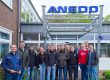 Gruppenfoto vor dem Gebäude des Unternehmens ANEDO GmbH mit Mitgliedern des Landmaschinenbau an der Hochschule Osnabrück e.V.