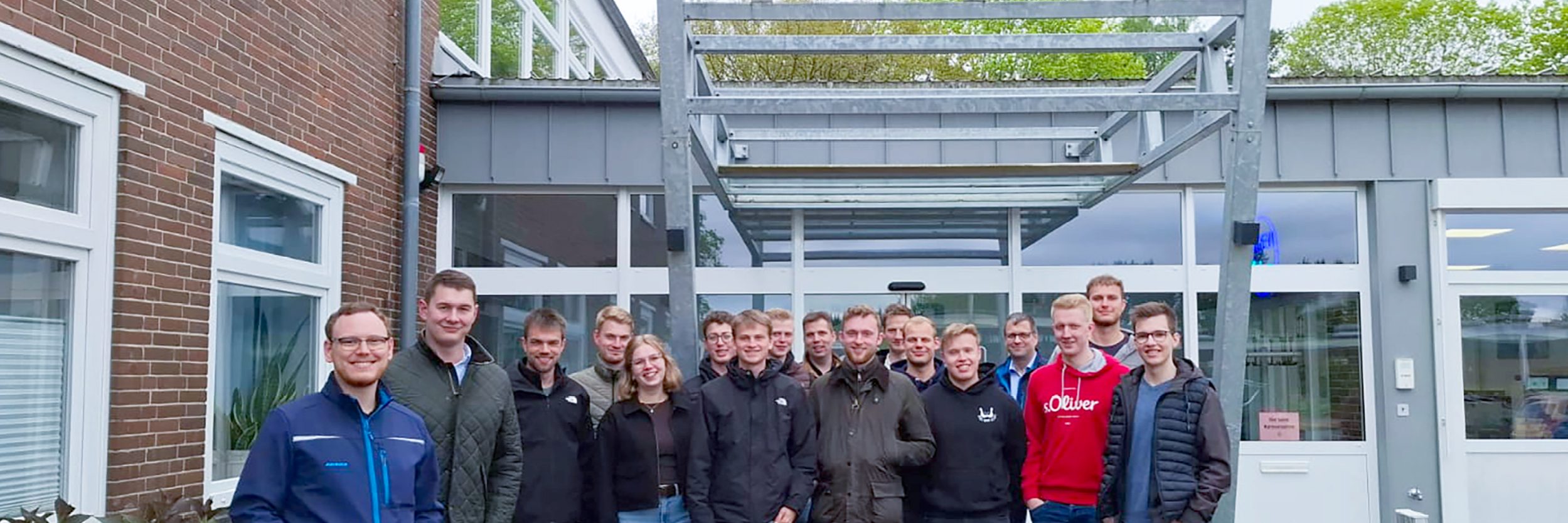 Gruppenfoto vor dem Gebäude des Unternehmens ANEDO GmbH mit Mitgliedern des Landmaschinenbau an der Hochschule Osnabrück e.V.