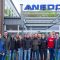 Gruppenfoto vor dem Gebäude des Unternehmens ANEDO GmbH mit Mitgliedern des Landmaschinenbau an der Hochschule Osnabrück e.V.