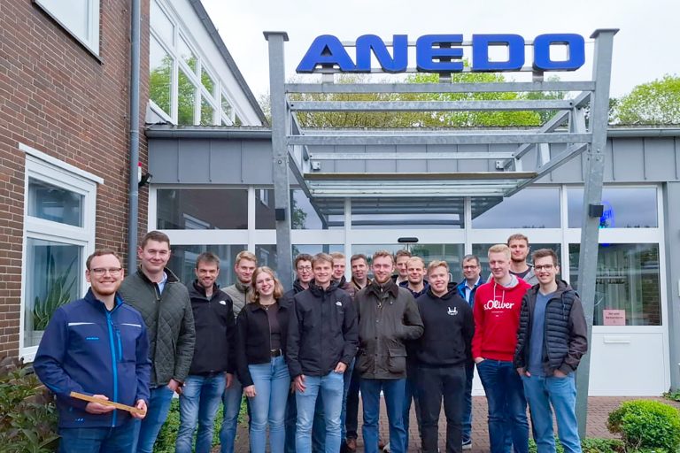 Gruppenfoto vor dem Gebäude des Unternehmens ANEDO GmbH mit Mitgliedern des Landmaschinenbau an der Hochschule Osnabrück e.V.